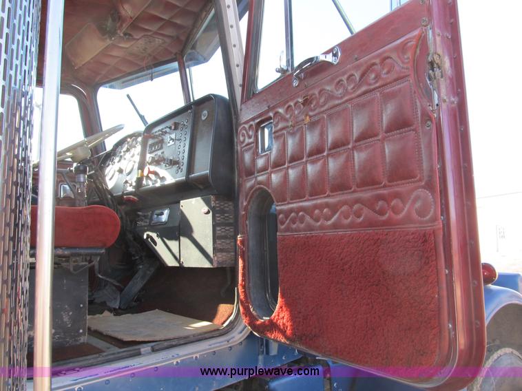 image for item A8073 1985 Peterbilt 359 semi truck