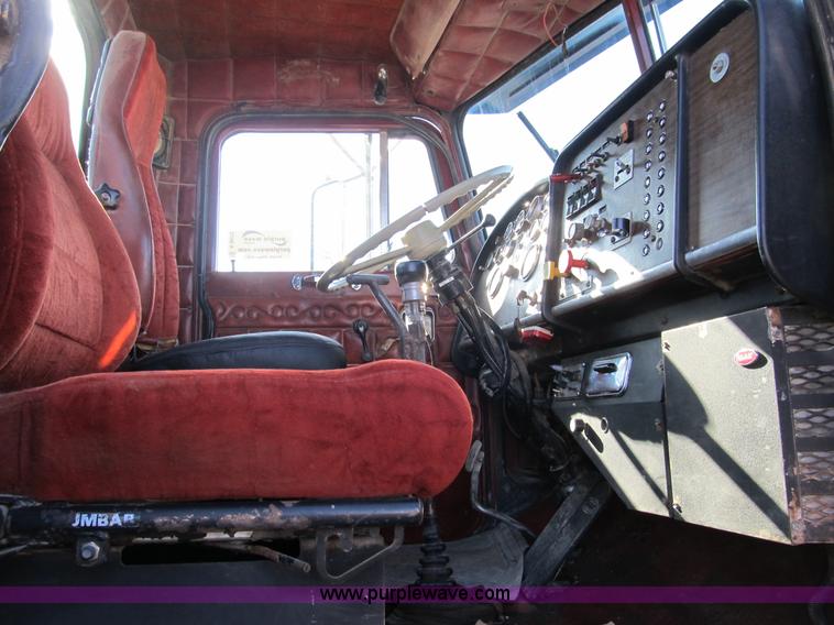 image for item A8073 1985 Peterbilt 359 semi truck