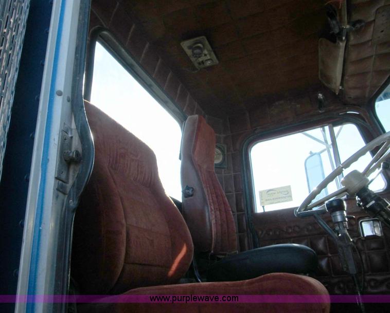 image for item A8073 1985 Peterbilt 359 semi truck