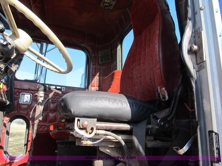 image for item A8073 1985 Peterbilt 359 semi truck