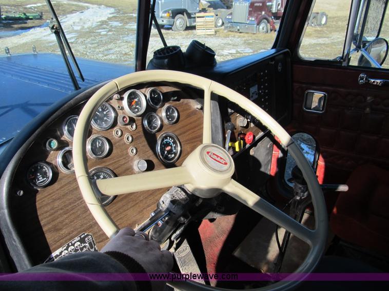 image for item A8073 1985 Peterbilt 359 semi truck