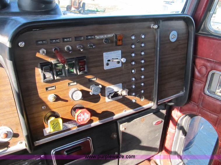 image for item A8073 1985 Peterbilt 359 semi truck