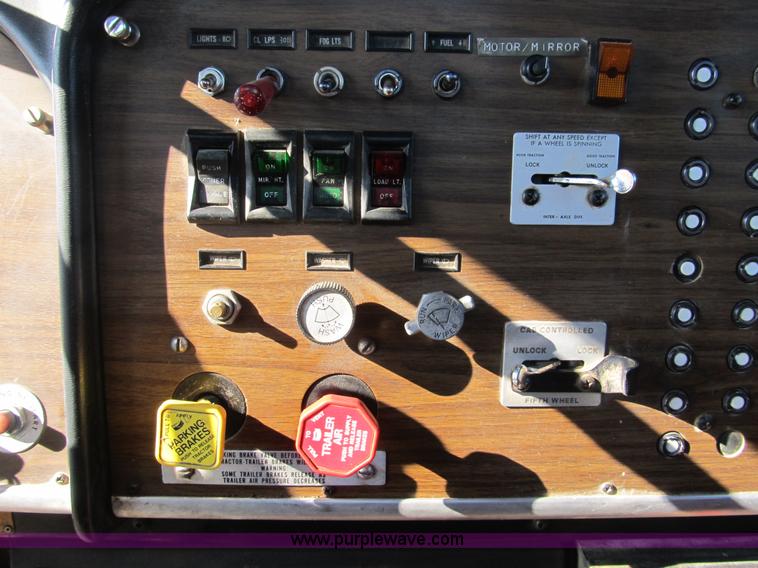 image for item A8073 1985 Peterbilt 359 semi truck