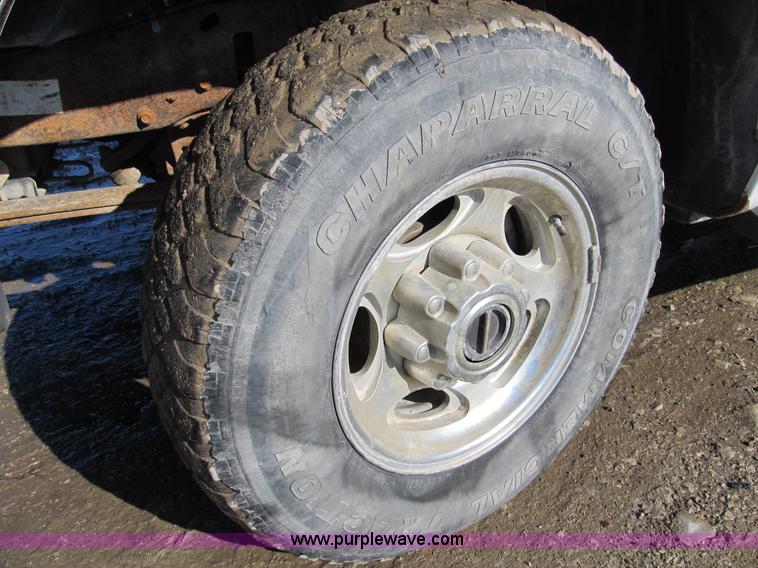 image for item A8074 2000 Ford F350 Lariat Super Duty SuperCab truck with utility bed