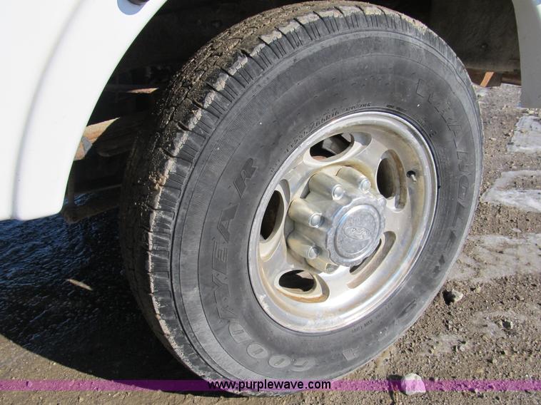 image for item A8074 2000 Ford F350 Lariat Super Duty SuperCab truck with utility bed