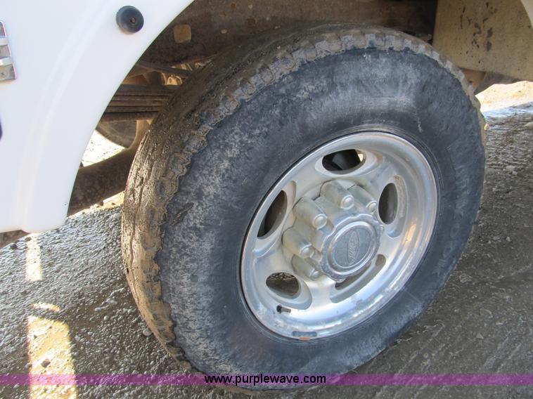 image for item A8074 2000 Ford F350 Lariat Super Duty SuperCab truck with utility bed