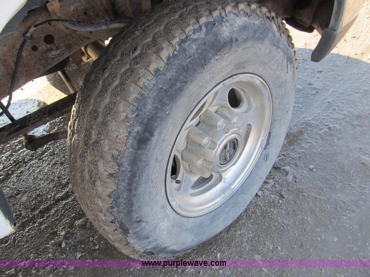 image for item A8074 2000 Ford F350 Lariat Super Duty SuperCab truck with utility bed