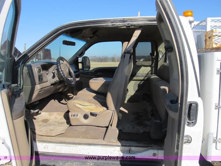 image for item A8074 2000 Ford F350 Lariat Super Duty SuperCab truck with utility bed