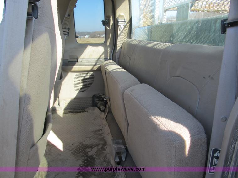 image for item A8074 2000 Ford F350 Lariat Super Duty SuperCab truck with utility bed