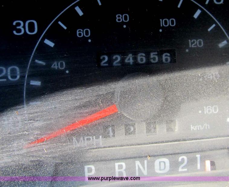 image for item A8074 2000 Ford F350 Lariat Super Duty SuperCab truck with utility bed