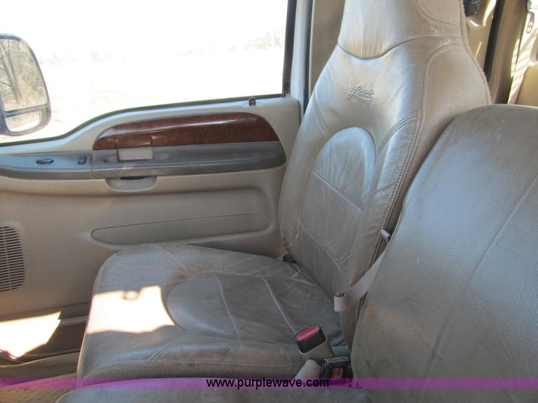 image for item A8074 2000 Ford F350 Lariat Super Duty SuperCab truck with utility bed