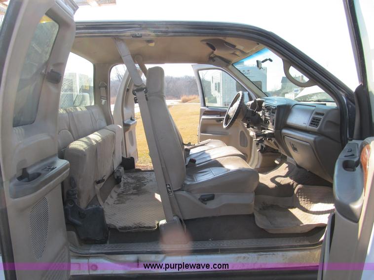 image for item A8074 2000 Ford F350 Lariat Super Duty SuperCab truck with utility bed