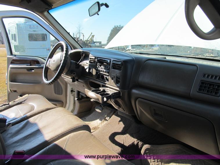 image for item A8074 2000 Ford F350 Lariat Super Duty SuperCab truck with utility bed