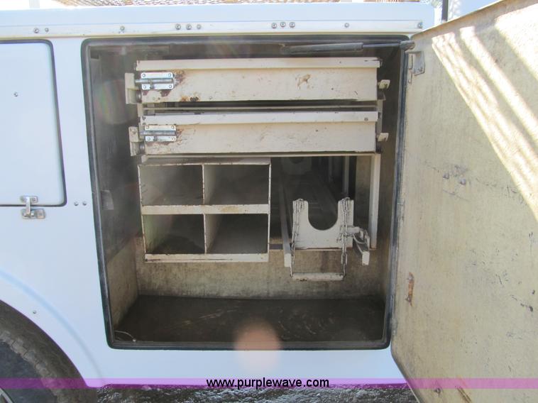 image for item A8074 2000 Ford F350 Lariat Super Duty SuperCab truck with utility bed