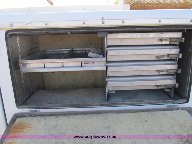 image for item A8074 2000 Ford F350 Lariat Super Duty SuperCab truck with utility bed