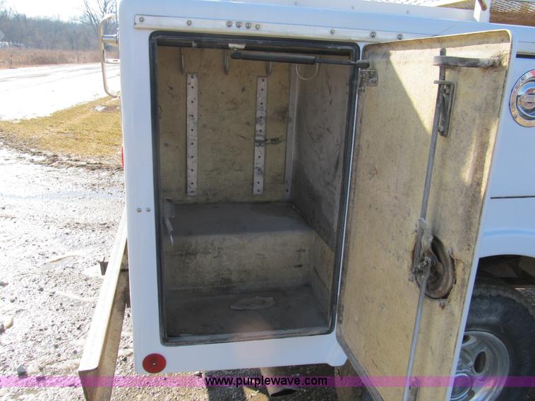 image for item A8074 2000 Ford F350 Lariat Super Duty SuperCab truck with utility bed