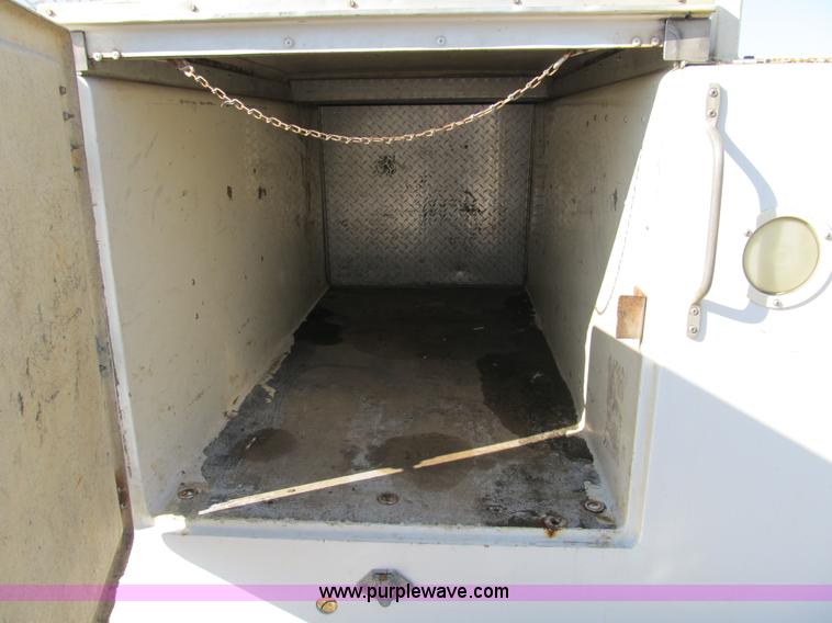 image for item A8074 2000 Ford F350 Lariat Super Duty SuperCab truck with utility bed