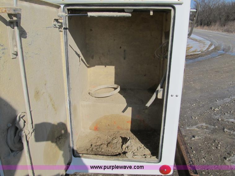 image for item A8074 2000 Ford F350 Lariat Super Duty SuperCab truck with utility bed