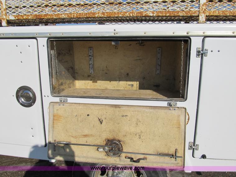 image for item A8074 2000 Ford F350 Lariat Super Duty SuperCab truck with utility bed