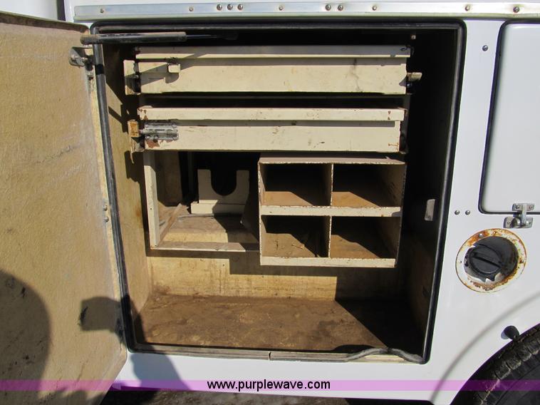 image for item A8074 2000 Ford F350 Lariat Super Duty SuperCab truck with utility bed