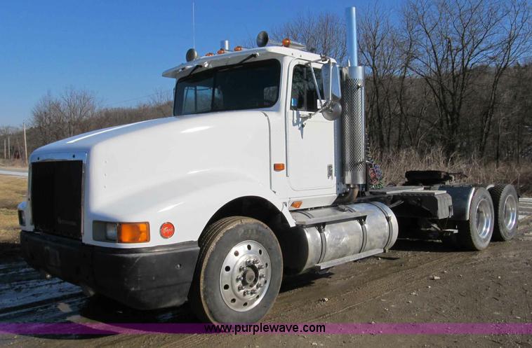 image for item A8075 1992 International 9400 semi truck