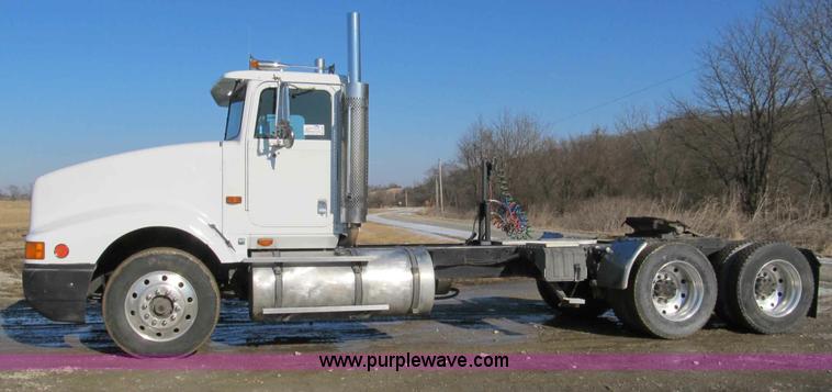 image for item A8075 1992 International 9400 semi truck