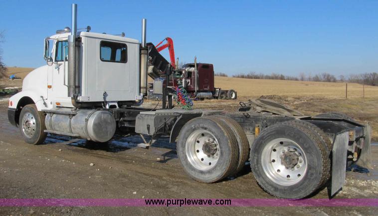 image for item A8075 1992 International 9400 semi truck