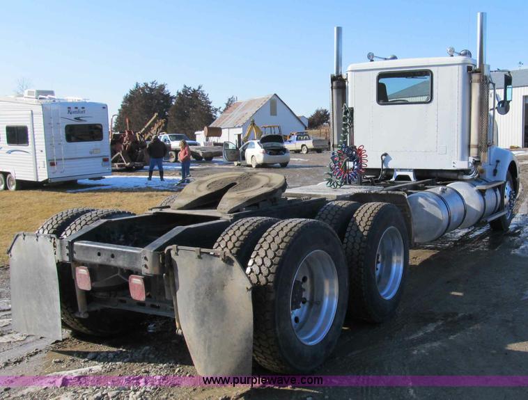 image for item A8075 1992 International 9400 semi truck