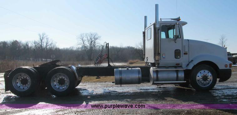 image for item A8075 1992 International 9400 semi truck