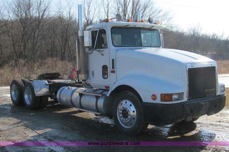 image for item A8075 1992 International 9400 semi truck