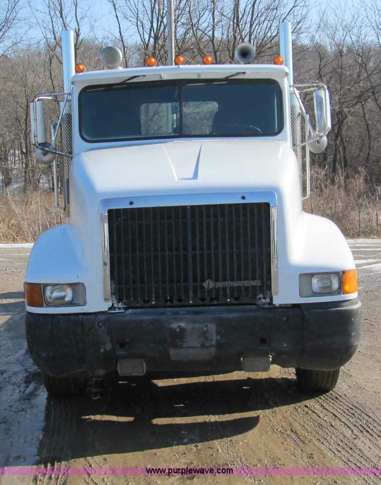 image for item A8075 1992 International 9400 semi truck