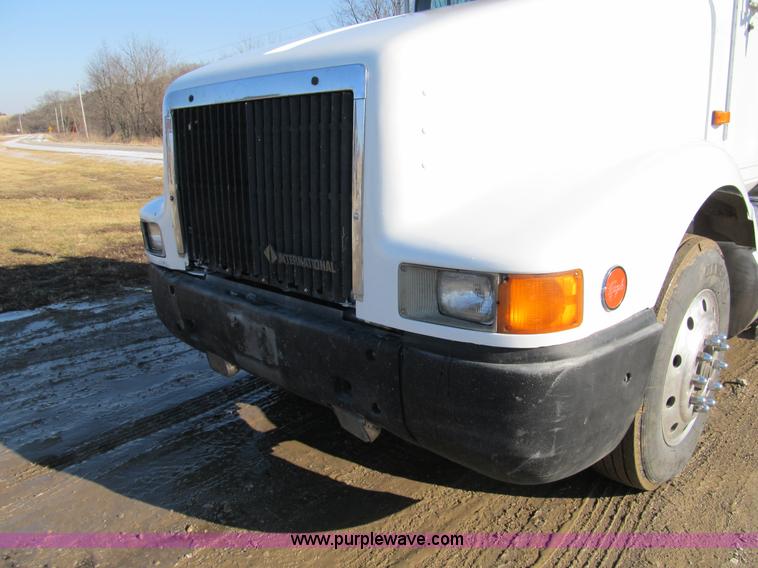 image for item A8075 1992 International 9400 semi truck