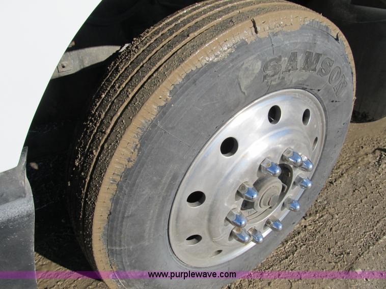 image for item A8075 1992 International 9400 semi truck