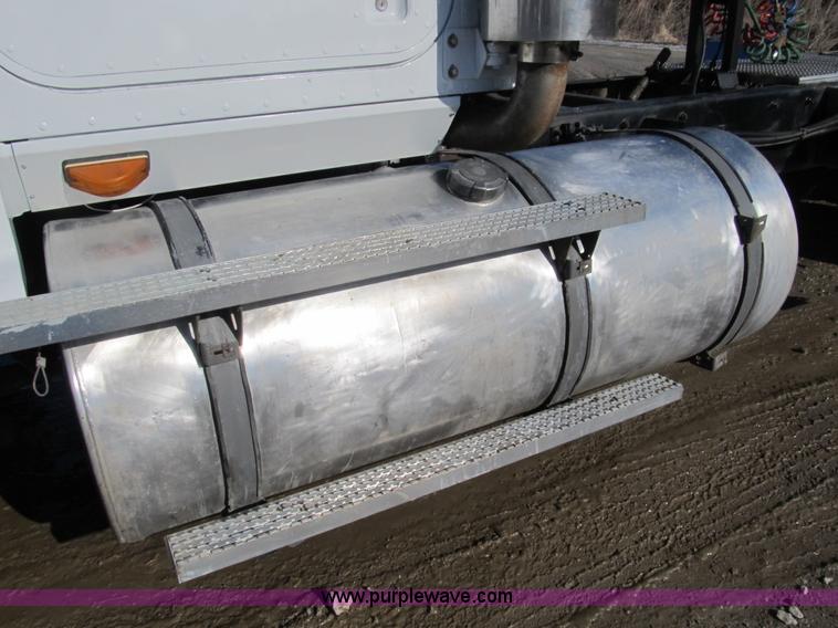 image for item A8075 1992 International 9400 semi truck