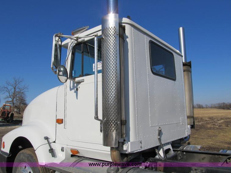 image for item A8075 1992 International 9400 semi truck