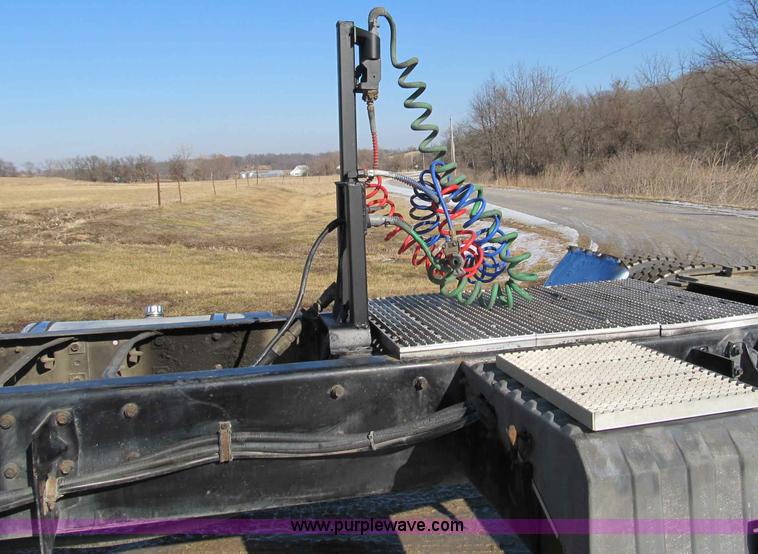 image for item A8075 1992 International 9400 semi truck