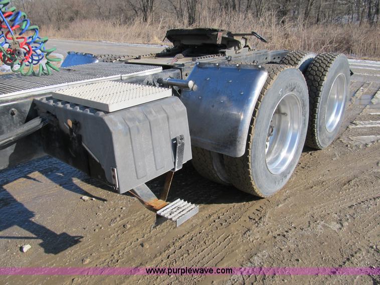 image for item A8075 1992 International 9400 semi truck