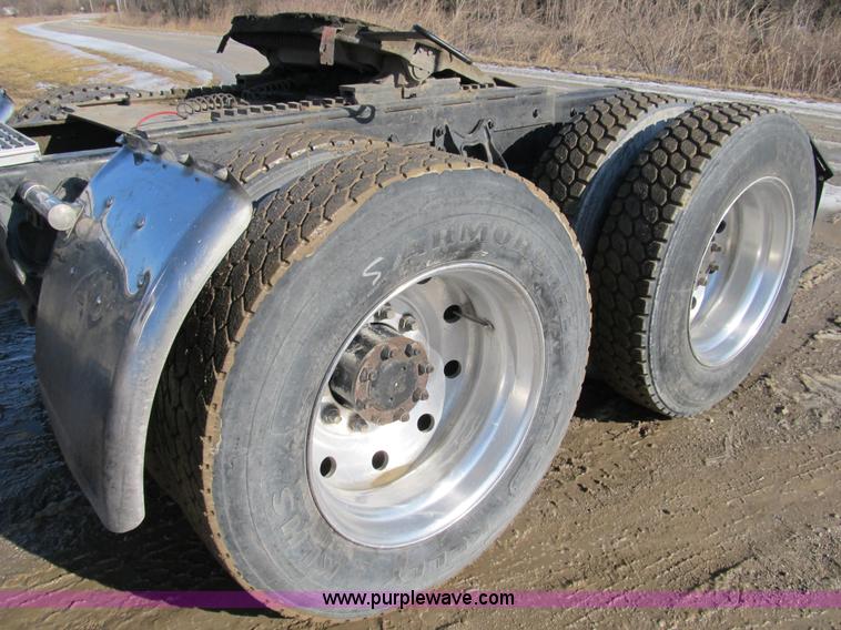 image for item A8075 1992 International 9400 semi truck