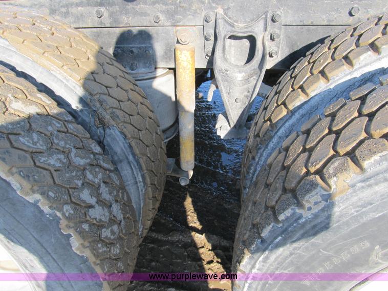 image for item A8075 1992 International 9400 semi truck