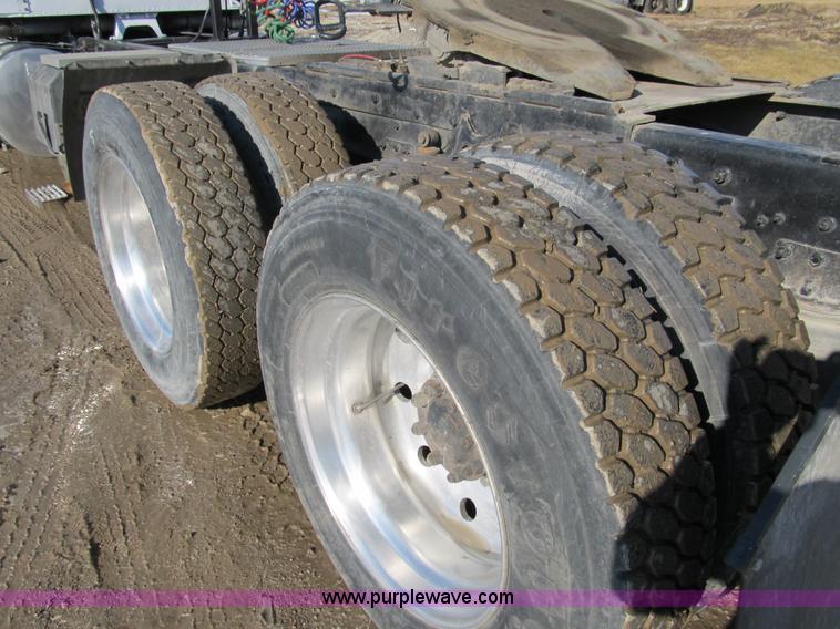 image for item A8075 1992 International 9400 semi truck