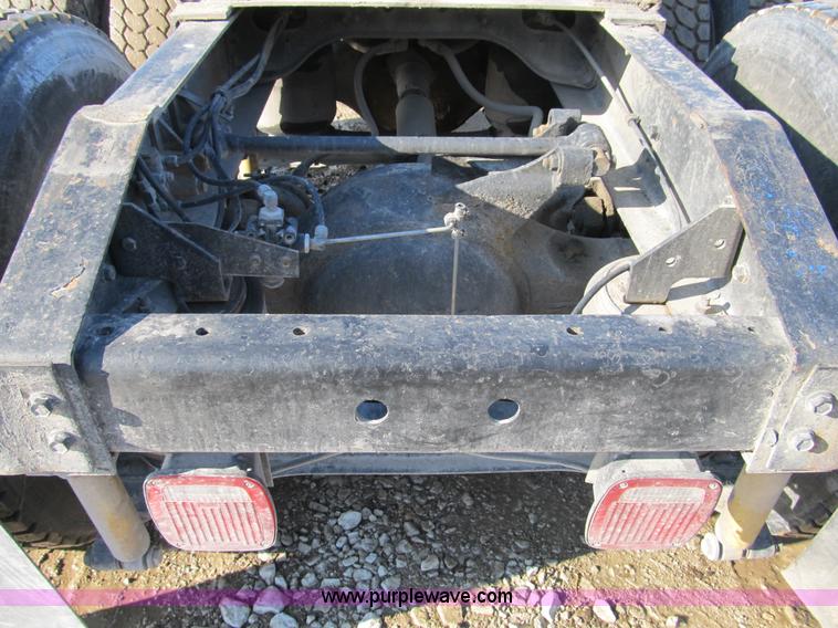 image for item A8075 1992 International 9400 semi truck