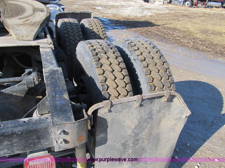 image for item A8075 1992 International 9400 semi truck