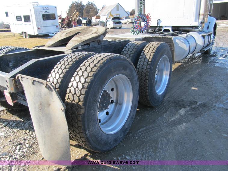 image for item A8075 1992 International 9400 semi truck