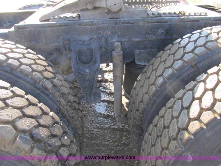 image for item A8075 1992 International 9400 semi truck