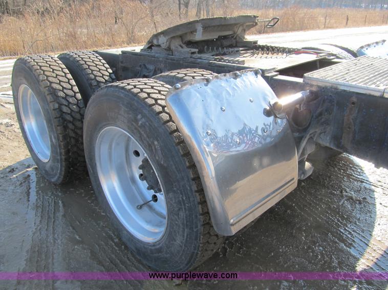 image for item A8075 1992 International 9400 semi truck