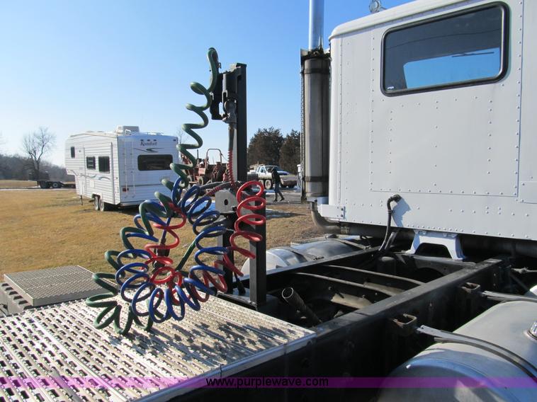 image for item A8075 1992 International 9400 semi truck