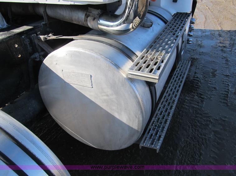 image for item A8075 1992 International 9400 semi truck