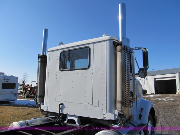 image for item A8075 1992 International 9400 semi truck