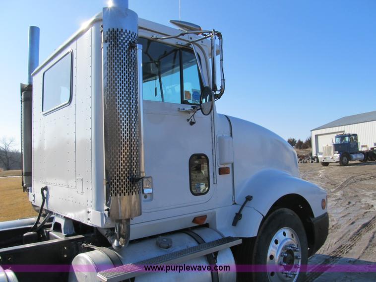 image for item A8075 1992 International 9400 semi truck