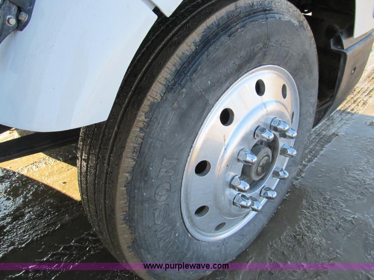 image for item A8075 1992 International 9400 semi truck